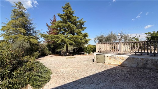 Villetta Con Trullo e Deposito in Zona Collinare